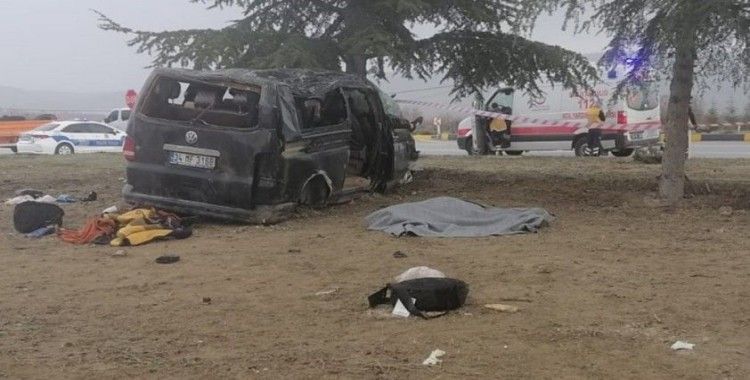 Isparta'da minibüs ile hafif ticari araç çarpıştı: 3 ölü, 8 yaralı