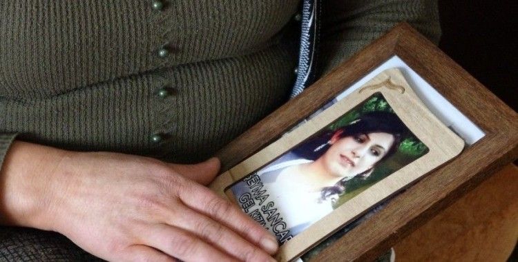 Evladı PKK tarafından kaçırılan anne kızının montuna sarılarak uyuyor