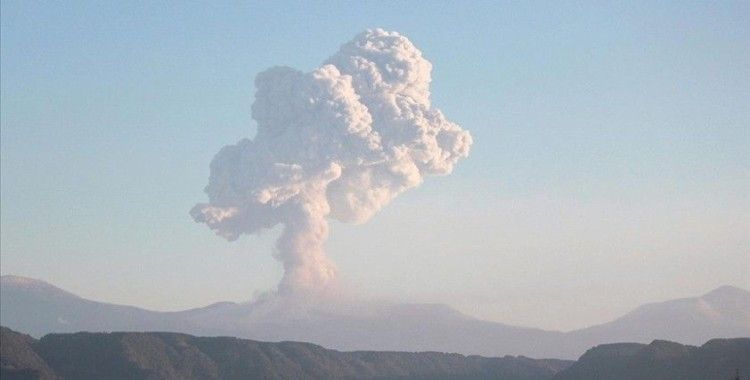 Japonya'nın Suwanose Adası'ndaki Otake Yanardağı'nda patlama