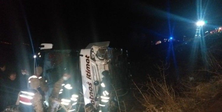 Sivas'ta yolcu otobüsü devrildi: 39 yaralı