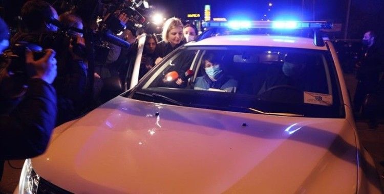 Gürcistan'da Rus gazeteciyi protesto eden göstericilerle polis arasında arbede yaşandı