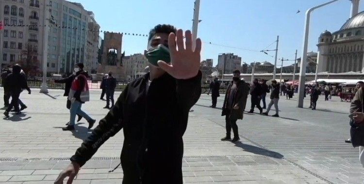 Taksim Meydan’da seyyar satıcılar gazeteciyi darp etti