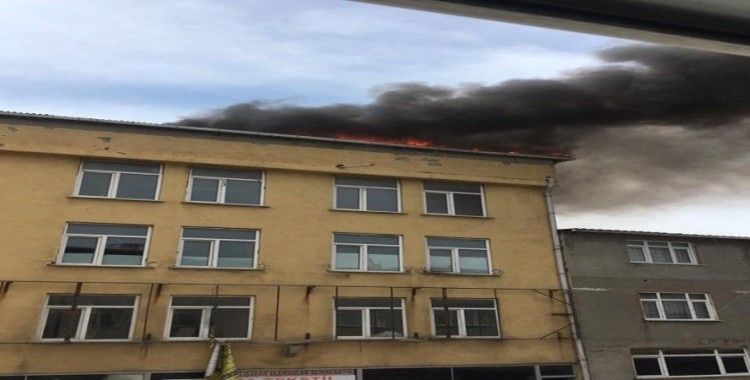Başakşehir'de iş hanının çatı katında yangın