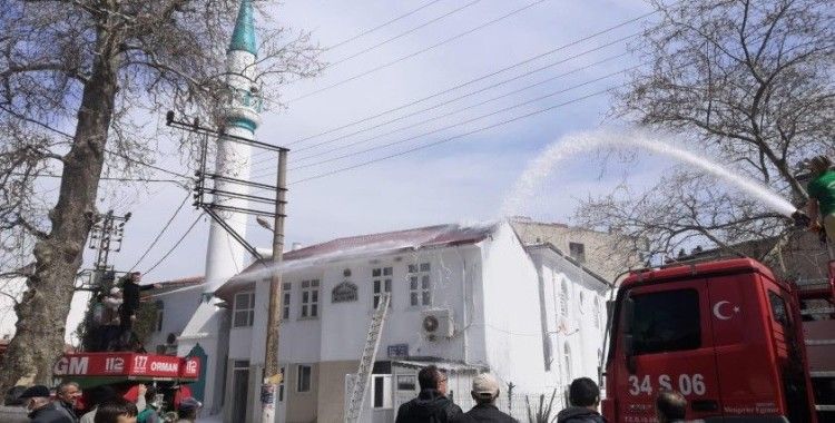 Tekirdağ'da cami yangını kamerada: Çatı alev alev yandı
