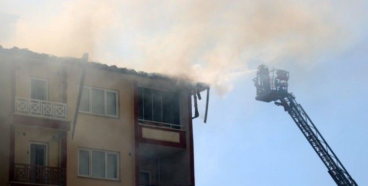 Diyarbakır'da korkutan yangın: Gökyüzü siyaha büründü, komşularını kapılarını çalarak kurtardı