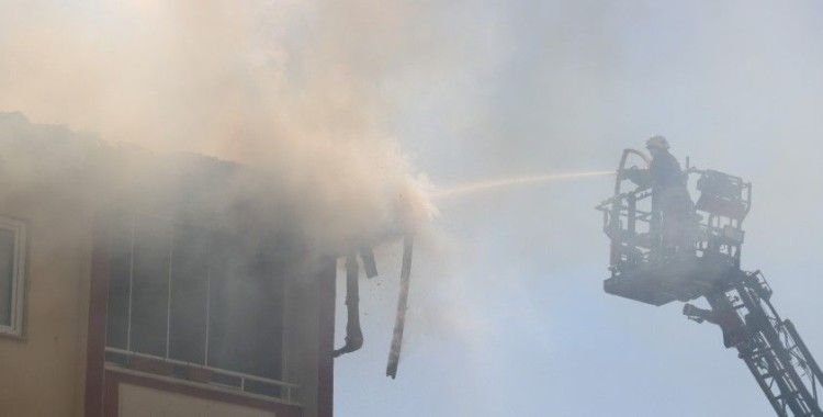 Diyarbakır’da korkutan yangın: Gökyüzü siyaha büründü, komşularını kapılarını çalarak kurtardı