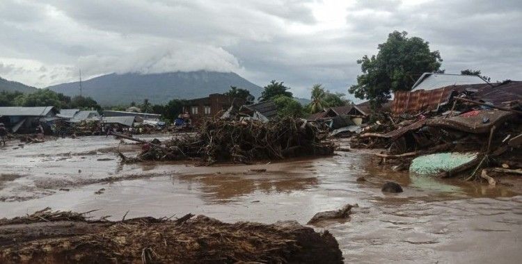 Endonezya'daki sel ve heyelan felaketinde ölü sayısı 41'e yükseldi