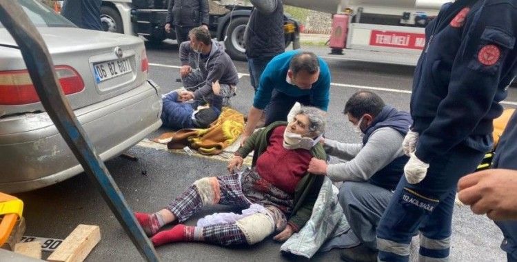 Adana'da tır otomobile çarptı: 5 yaralı