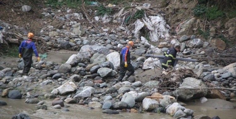Giresun'da debisi yükselen derede suya kapılan iki işçiden biri öldü