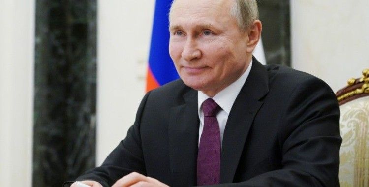 Putin, yeniden Devlet Başkanı adayı olabilmesinin önünü açan yasayı onayladı