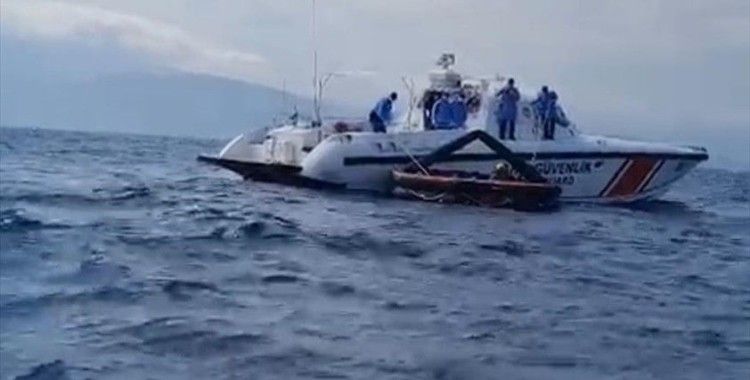 Ayvacık açıklarında Yunan sahil güvenliğinin Türk kara sularına geri ittiği 27 sığınmacı kurtarıldı