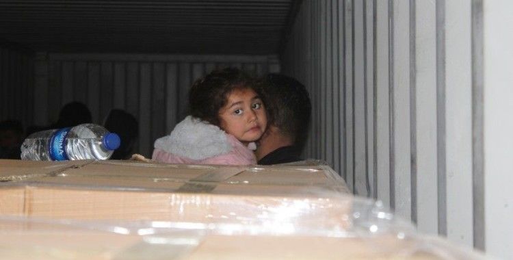 İzmir'de bisküvi taşıyan konteyner içerisinde çok sayıda kaçak göçmen yakalandı