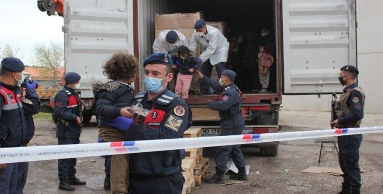 İzmir’de konteyner içinde yakalanan 91 düzensiz göçmen karakola götürüldü