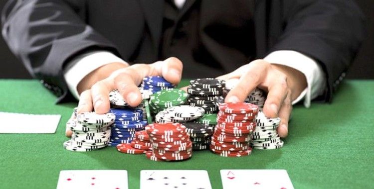 Uşak'ta kumar oynayan 11 kişiye 15 bin TL para cezası kesildi