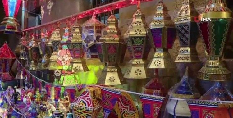 Mısır'da 'Ramazan fenerleri' dükkanları süsledi