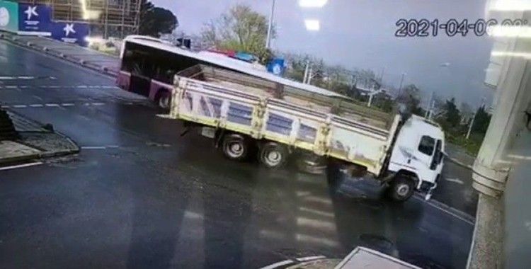 Yolcu otobüsü ile kamyonun çarpıştığı kaza güvenlik kamerasında