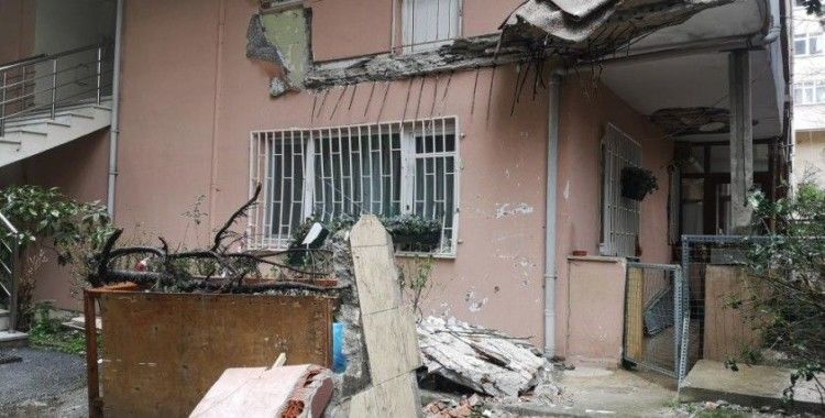Üsküdar'da 5 katlı binada evin balkonu çöktü