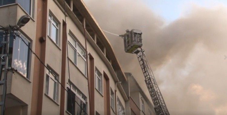 Eyüpsultan’da 3 katlı binanın çatısı alev alev yandı