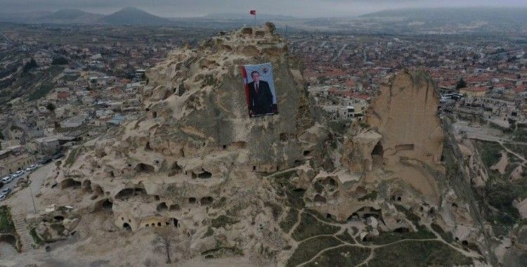 Dünyanın en yüksek peribacasına Cumhurbaşkanı Erdoğan'ın posteri asıldı