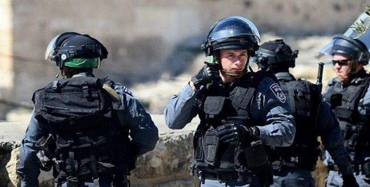 İsrail askerleri, Filistinli babayı çocuklarının gözleri önünde darp etti