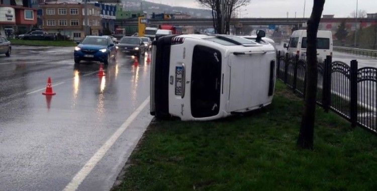 Samsun'da hafif ticari araç refüje devrildi: 1 yaralı