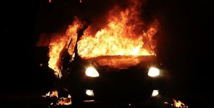 Kuzey İrlanda'daki şiddet olaylarında bir araç ateşe verildi