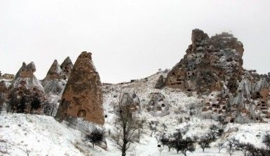 Kapadokya'da Nisan ayında peribacaları beyaza büründü