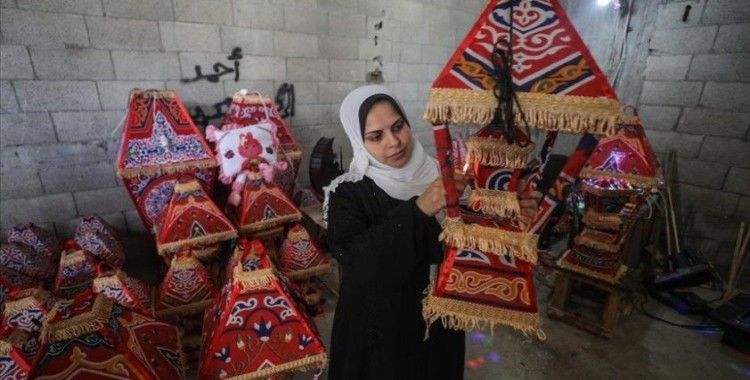 Gazze'nin eli işi ramazan kandillerini 5 çocuk annesi Kader yapıyor