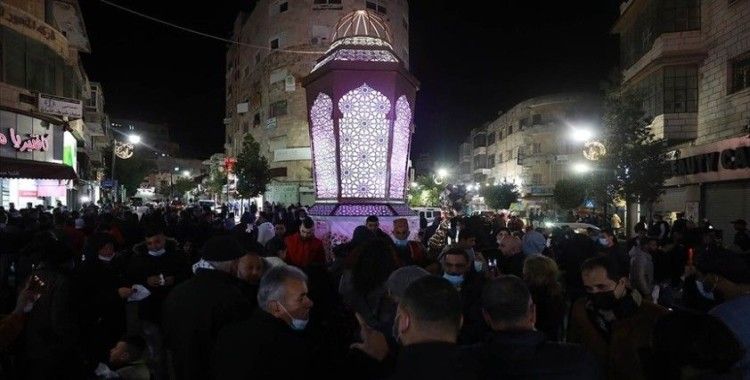 Batı Şeria'daki Ramallah kentinin merkezi dev ramazan feneriyle aydınlandı