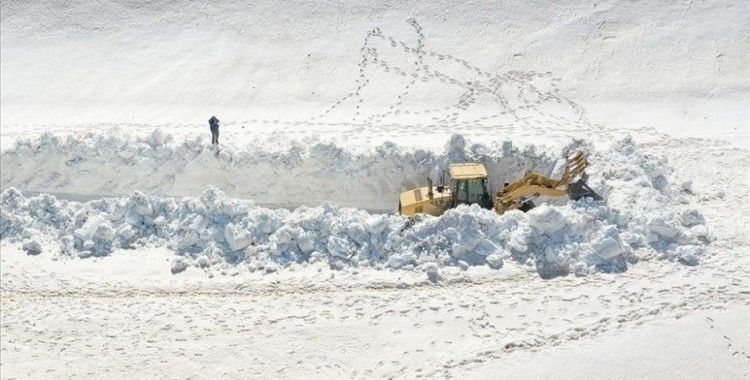 Kar kalınlığının 10 metreyi bulduğu Nemrut Krater Gölü yolu açılmaya çalışılıyor