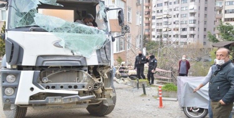 Beşiktaş'ta binaya çarpan beton mikseri vinçle kaldırıldı