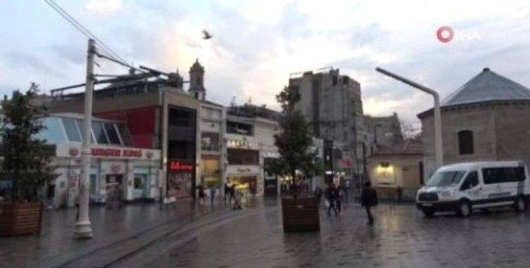 Taksim’deki yoğunluk yağmur yağışı sonrası dağıldı
