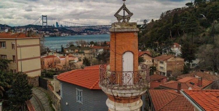 İstanbul’un simgelerinden olan 447 yıllık güneş saatli minare dikkat çekiyor
