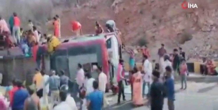 Hindistan’da işçileri taşıyan otobüs devrildi: 2 ölü