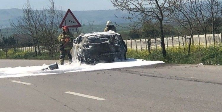 Bursa’da seyir halindeyken alev alan otomobil yandı