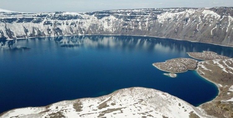 Nemrut Krater Gölü’nün karlı görüntüsü büyülüyor
