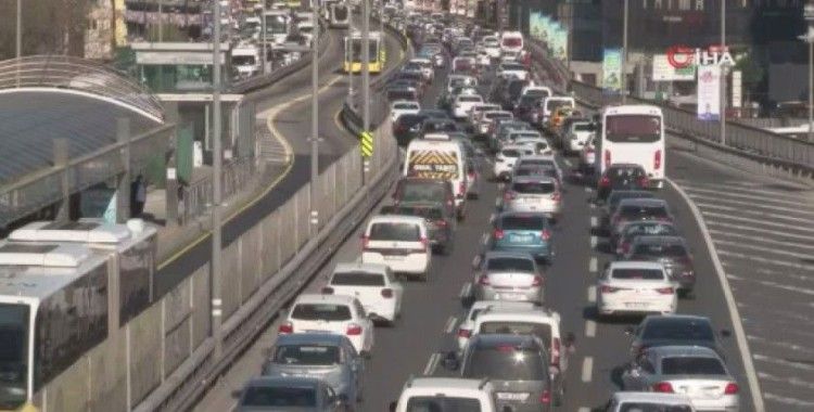 82 saatlik kısıtlama öncesi İstanbul’da trafik yoğunluğu yüzde 78’e ulaştı