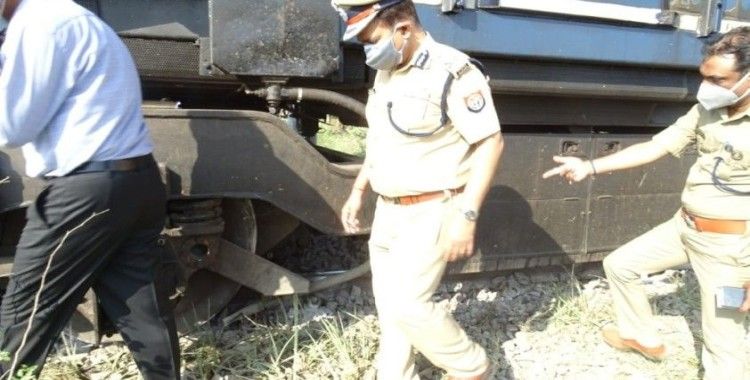Hindistan'da yolcu treni kamyona çarptı: en az 5 ölü
