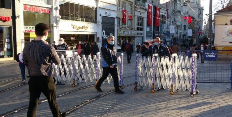 82 saatlik sokağa çıkma kısıtlaması başladı, Taksim Meydanı yine turistlere kaldı