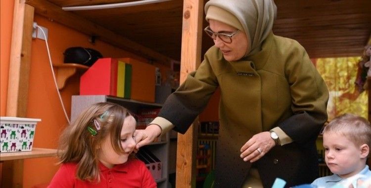 Emine Erdoğan'dan çocuklara: Kalbimiz, vatan sevgisinin doğduğu ev, bayrağımızın dalgalandığı topraktır