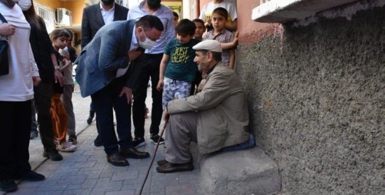 Başkan Beyoğlu, kısıtlamada da ev ziyaretlerini sürdürüyor
