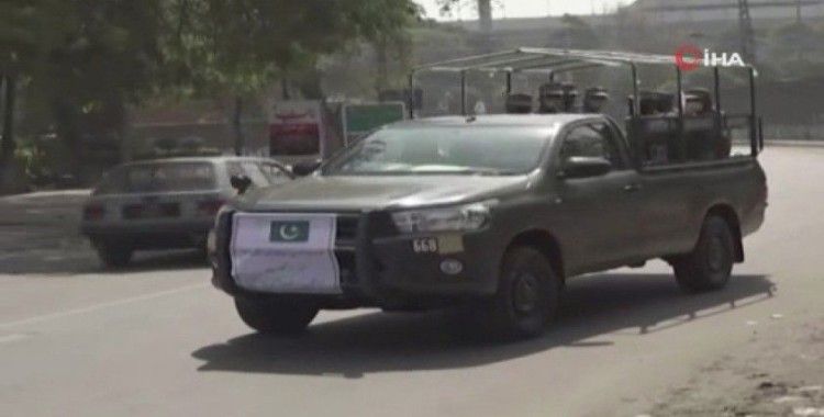 Pakistan’da ordu kısıtlama denetimi için sokağa indi