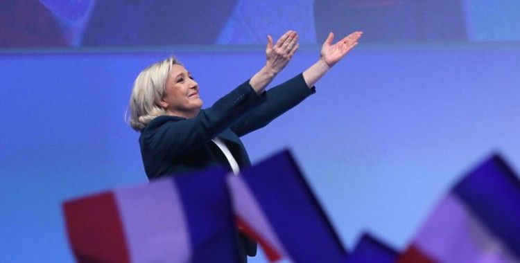 Seçime hazırlanan Fransa'da darbe imasında bulunan emekli generallerle Le Pen arasındaki flörte Savunma Bakanından tepki