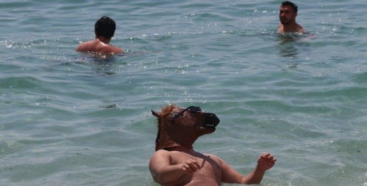 At maskesi takıp denize girdi, herkes şaşkına döndü