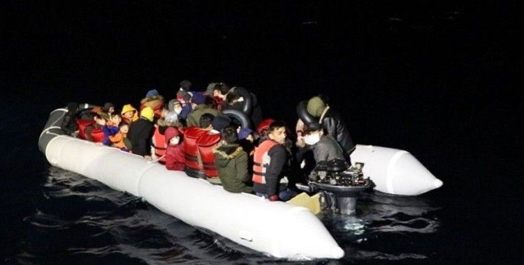 Çanakkale ve Balıkesir açıklarında Türk kara sularına geri itilen 105 sığınmacı kurtarıldı