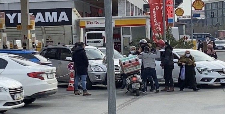 İstanbul’da kaza sonrası kasklı ve yumruklu kavga kamerada