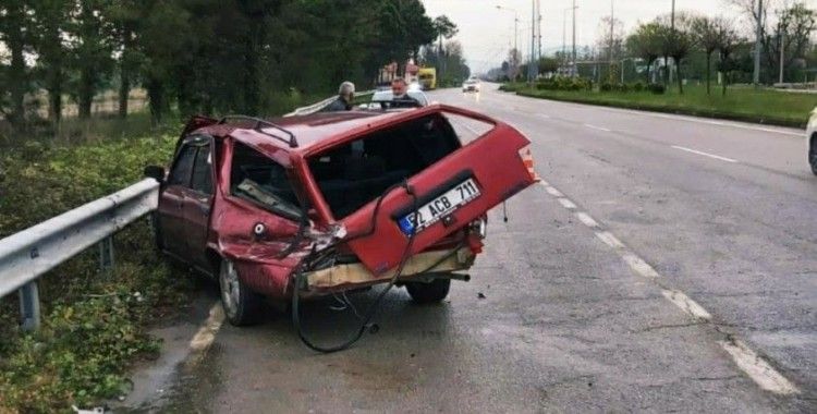 Samsun'da otomobil bariyere çarptı: 2 yaralı