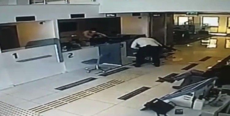 Taksim’de banka şubesine giren bıçaklı saldırganın etkisiz hale getirdiği anlar kamerada