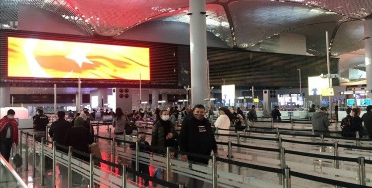 İstanbul'da Havalimanı ve otogarlarda 'tam kapanma' öncesi yoğunluk hakim