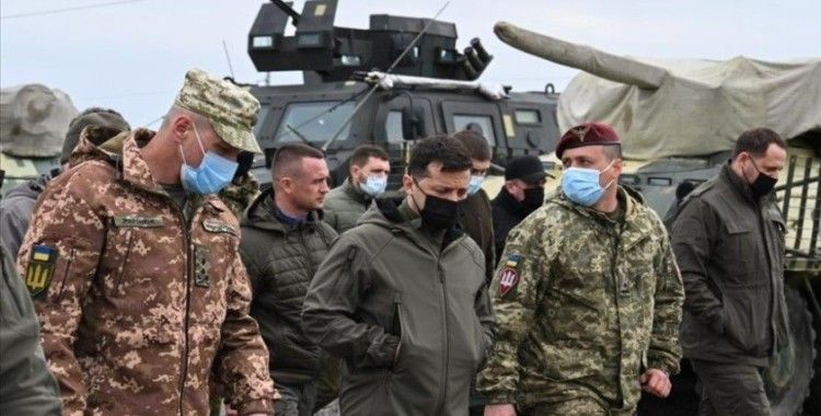 Ukrayna Devlet Başkanı Zelenskiy güneyde cephe hattını ziyaret etti